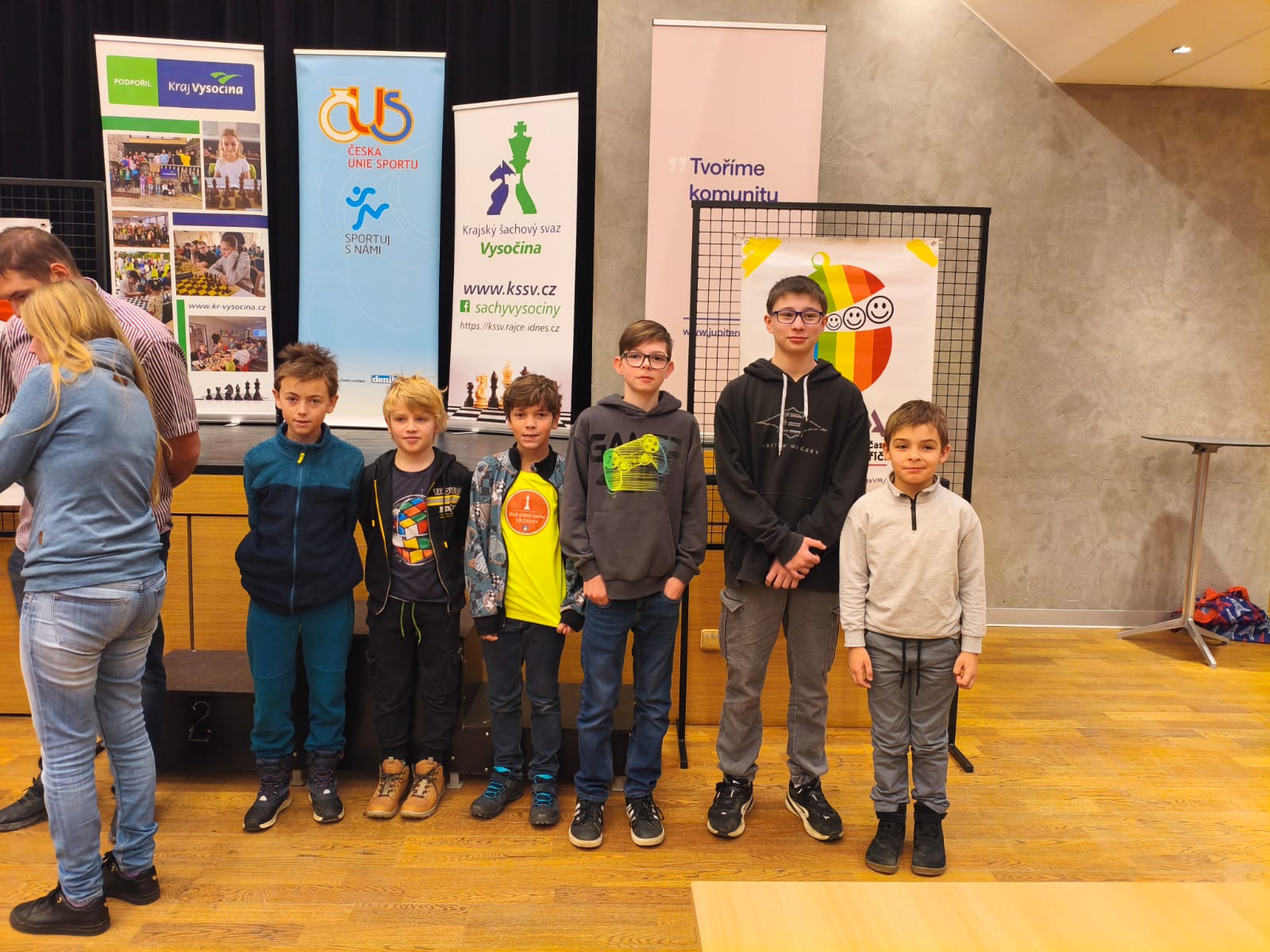 Všichni naši hráči 2 turnaje LVM ve Velkém Meziříčí: z leva Martin Abraham, Jára Drahoš, Adam Juda, Sebastian Mach, Jirka Hrouzek a Martin Bukáček Velkém Meziříčí